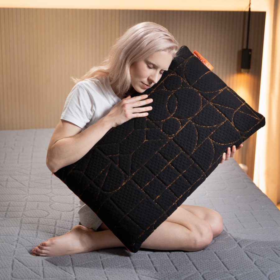 Étreinte Nocturne čierny vankúš Henry of Paris