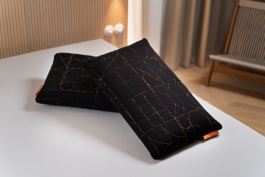 Étreinte Nocturne čierny vankúš Henry of Paris